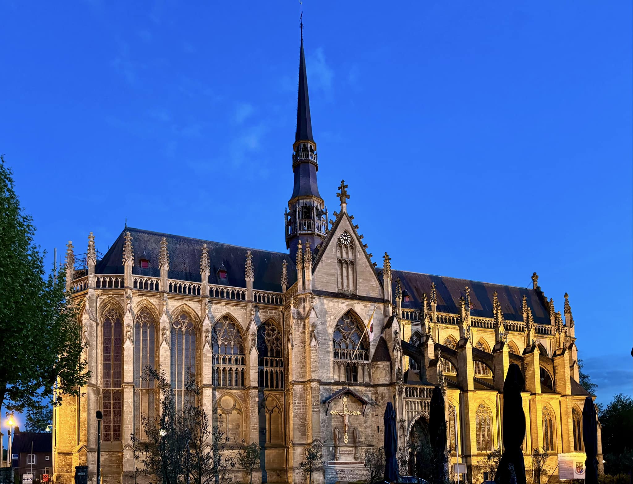 Tijdens de mooie Eucharistieviering in de Basiliek van het Heilige Sacrament te Meerssen werden door Deken John Dautzenberg twee nieuwe kerkbestuursleden beëdigd